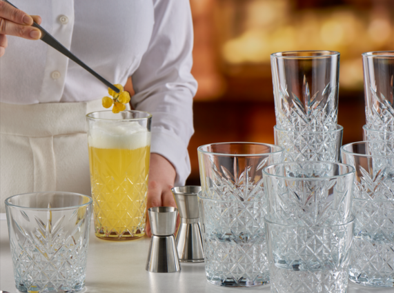 Cocktail Timeless impilabile. Bicchieri da bar con decorazioni, drink e dosatore.