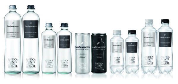 Bottiglie e lattine di Acqua San Benedetto Millennium. Acqua minerale naturale, Antica Fonte della Salute.