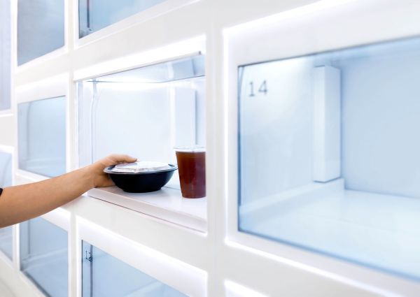 Innovazione Horeca Starbucks: cibo e bevande in locker refrigerato self-service.