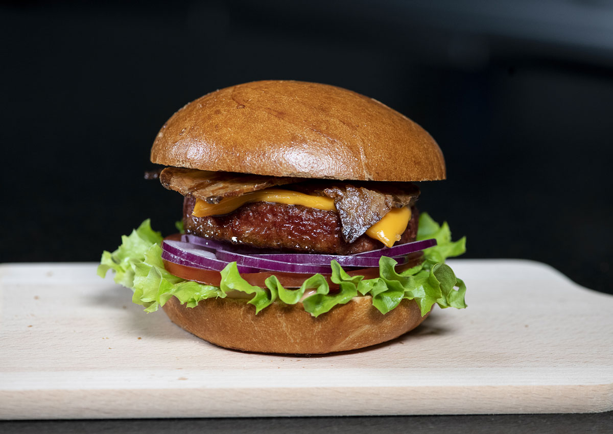 Ecco “PB Triple Play”: il bacon cheeseburger di Nestlè per l’Horeca