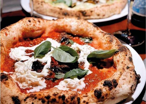 Pizza gourmet Cocciuto: pomodoro, stracciatella e basilico fresco.