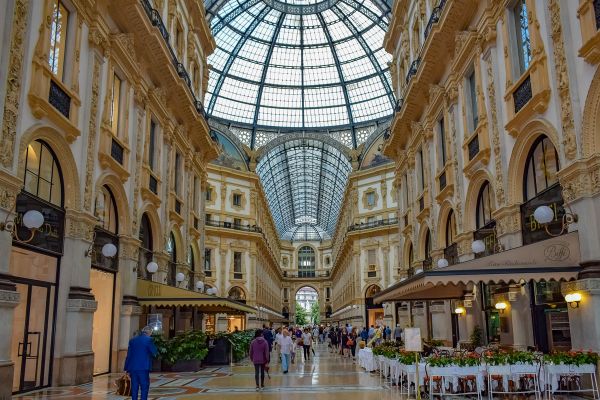 Galleria Vittorio Emanuele II a Milano. Architettura storica, negozi e ristoranti.
