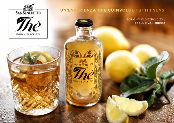 Tè Indian Black Tea San Benedetto al limone. Bottiglia di vetro e bicchiere con ghiaccio e limone.