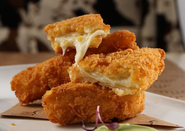 Muu Muuzzarella fritta, specialità locale. Mozzarella impanata e filante, eccellenza gastronomica.