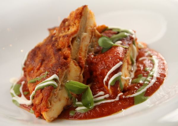 Muu Muuzzarella: mozzarella locale fritta con salsa di pomodoro e basilico.