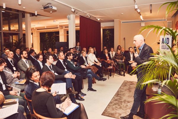 Presentazione food delivery: pubblico attento ascolta speaker. Evento disruptive kitchen, futuro food service.