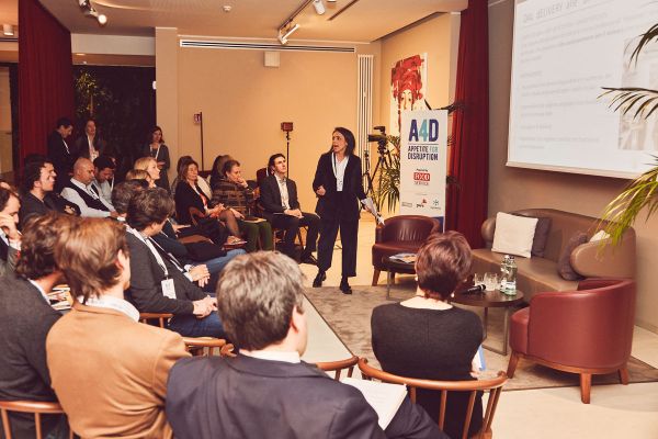 Presentazione food delivery: relatore e pubblico. Evento dark kitchen e futuro del fuori casa.