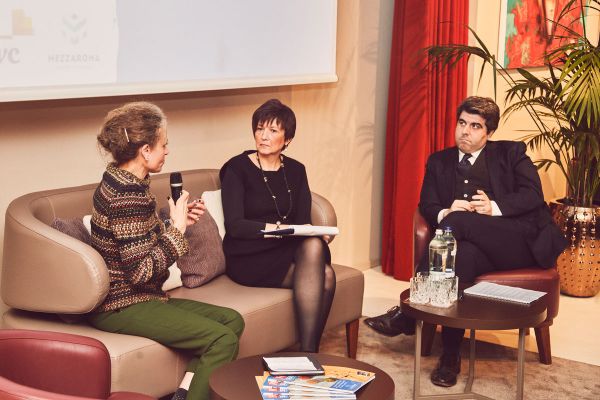 Panel di esperti food delivery. Tavola rotonda su dark kitchen e futuro del fuori casa. Thomas Ronchetti e speaker.