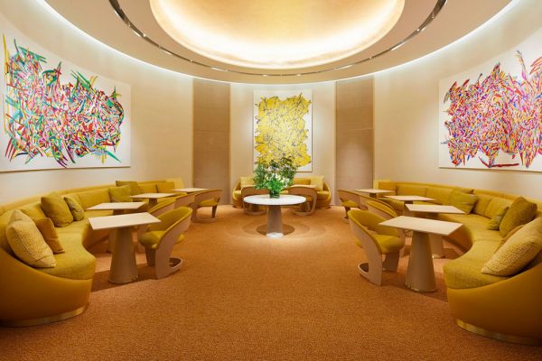 Bar Louis Vuitton: interni lussuosi con divani e sedie gialle, tavoli e opere d'arte astratte. Food e fashion.