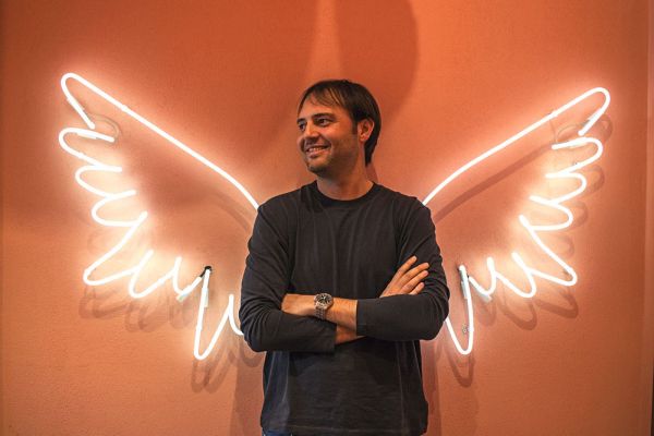 Matteo Pichi di Poke House con ali neon. Impatto Coronavirus su ristorazione: Cioccolatitaliani, Poke House e sushi bar.