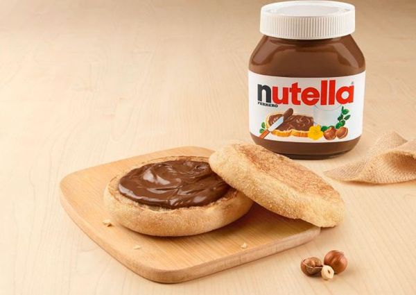 McCrunchy Nutella: pane spalmato con Nutella, vasetto di Nutella. Nuovo prodotto McDonald's con Nutella.