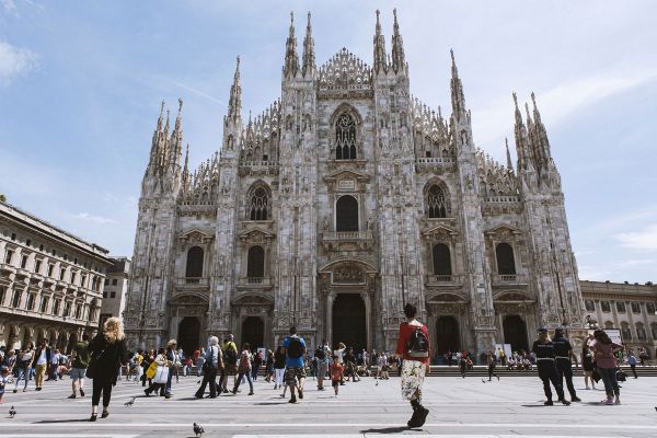 Duomo di Milano: vista esterna della cattedrale gotica. Persone in piazza. Milano, Italia.