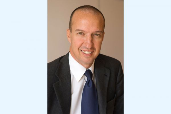 Roberto Colombo, Rossopomodoro. Ritratto di uomo in giacca e cravatta. Impatto Coronavirus su ristorazione.