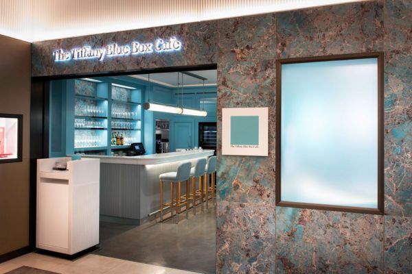 Tiffany Blue Box Cafe: food e fashion per il brand. Design interno con bar e decorazioni turchesi.