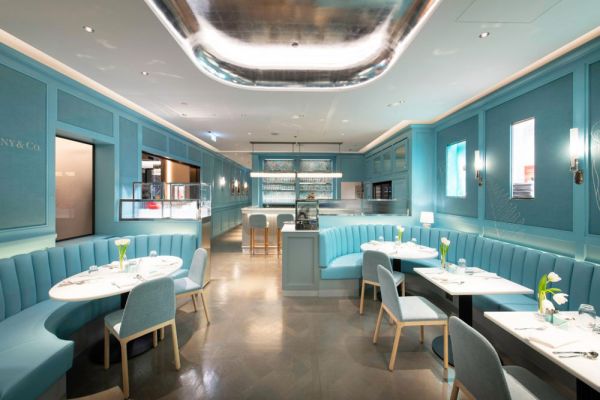Ristorante Tiffany: interni azzurri, tavoli apparecchiati, design elegante. Food e fashion brand.