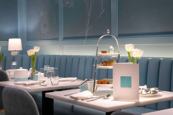 Food e fashion: Tavolo imbandito Tiffany con dolci, fiori e menù. Brand experience e lusso.