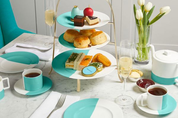 Food & fashion: Tea time Tiffany con pasticcini, sandwiches e scones su alzata a piani. Lusso e stile.