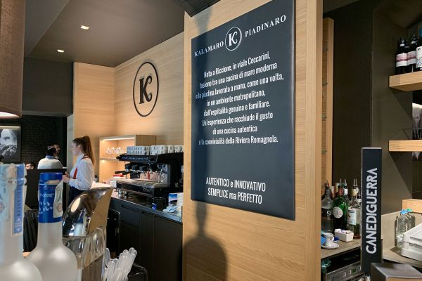 Interni di Kalamaro Piadinaro: insegna, piadina artigianale, cucina romagnola, ambiente moderno.