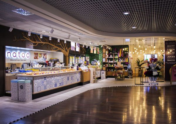 Lagardère Travel Retail: negozio natoo con cibo sano, bevande e snack.