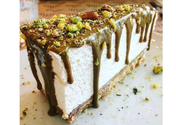 Cheesecake pistacchio: fetta di torta con glassa al pistacchio. Dessert cremoso, eccellenza locale.