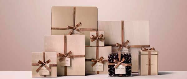 Confezioni regalo Armani Dolci. Eleganti scatole con nastro e fiocco. Moda e ristorazione Armani.