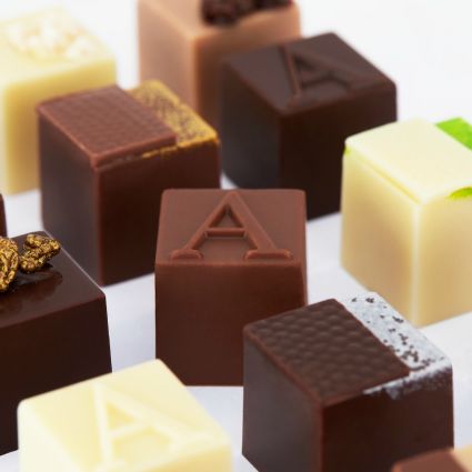 Cubetti di cioccolato Armani Dolci assortiti. Cioccolato al latte, fondente e bianco.