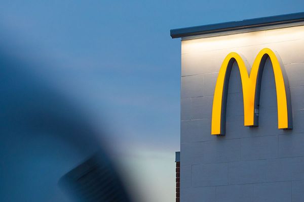 Logo McDonald's illuminato. Ristoranti USA e quarantena Covid-19.