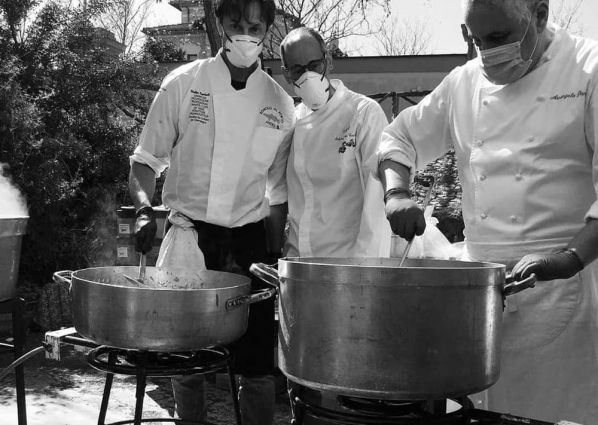 Chef romani allo Spallanzani. Ristorazione in prima linea, cuochi con mascherine cucinano all'aperto. Solidarietà.