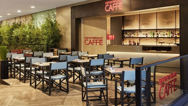 Interni dell'Emporio Armani Caffè a Bologna. Ristorazione e moda Armani.