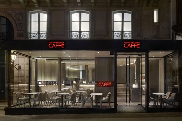 Emporio Armani Caffè a Parigi. Design elegante, tavoli e sedie chiare. Ristorazione e moda Armani.