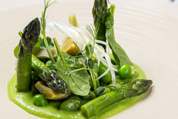 Piatto Emporio Armani Ristorante Parigi: asparagi, piselli, e verdure fresche. Cucina raffinata.