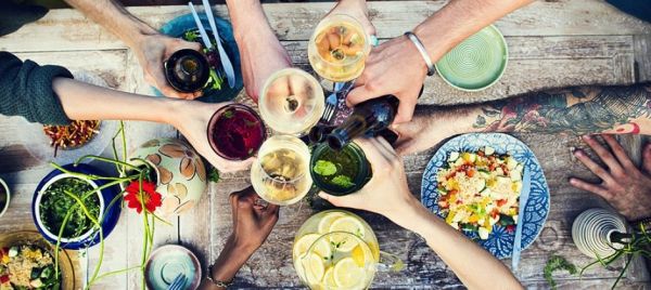 Food community: brindisi con vino, birra e cocktail. Passione per il cibo e convivialità a tavola.