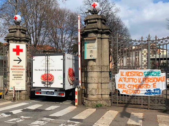 Furgone California Bakery al Sacco davanti ospedale. Ristorazione in prima linea, cheesecake per personale medico.