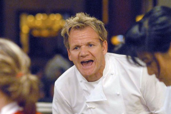Gordon Ramsay arrabbiato. Chef Ramsay nella bufera per licenziamenti.