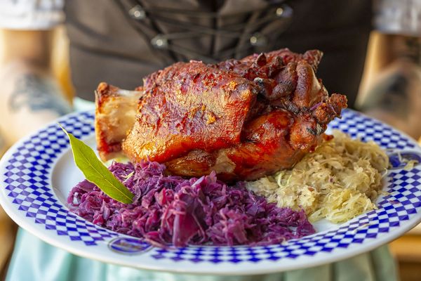 Stinco di maiale Löwengrube con crauti e cavolo rosso. Specialità bavarese.