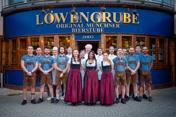 Team Löwengrube, birreria bavarese. Staff in abiti tradizionali, pronti a ripartire.