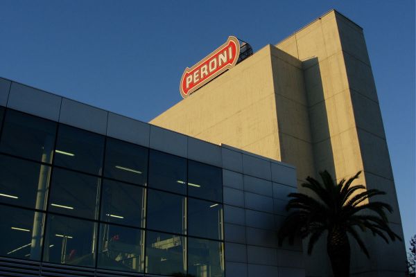 Stabilimento Birra Peroni: edificio moderno con insegna Peroni. Supporto Horeca.