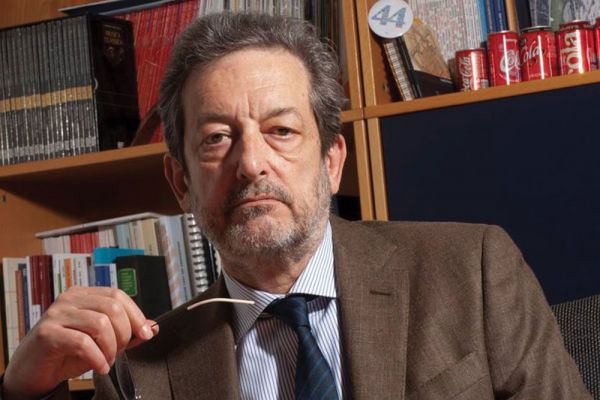 Ritratto di Pellegrini Trade Lab, esperto del settore fuori casa, con giacca e cravatta. Crescita locali sotto casa.