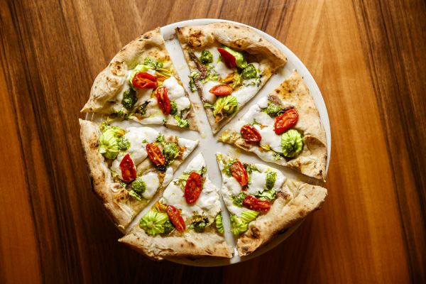 Pizza Lievità Deliveroo: pizza gourmet con mozzarella, pomodorini e fiori di zucca.