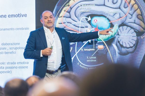 Relancio foodservice: relatore spiega cervello e food experience. Esperienzialità nel settore alimentare.