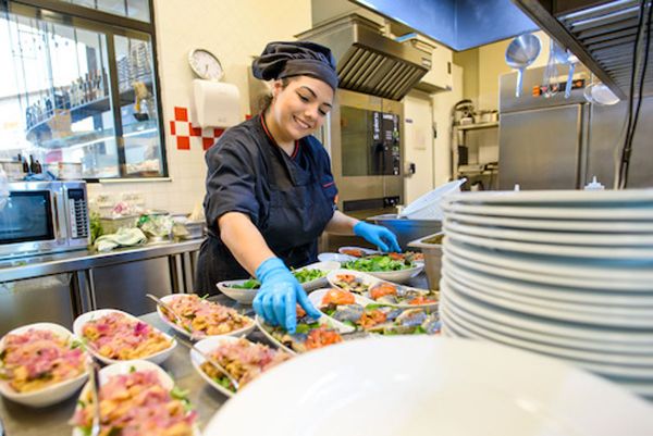 Chef prepara piatti di pesce fresco. Cucina professionale, consegna a domicilio.