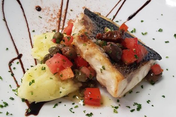 Filetto di pesce fresco con contorno. Vivo per te: prenota online!