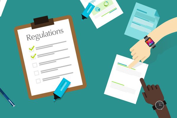 Decalogo Food Delivery: checklist Regulations con spunte, documenti e mani con orologi.