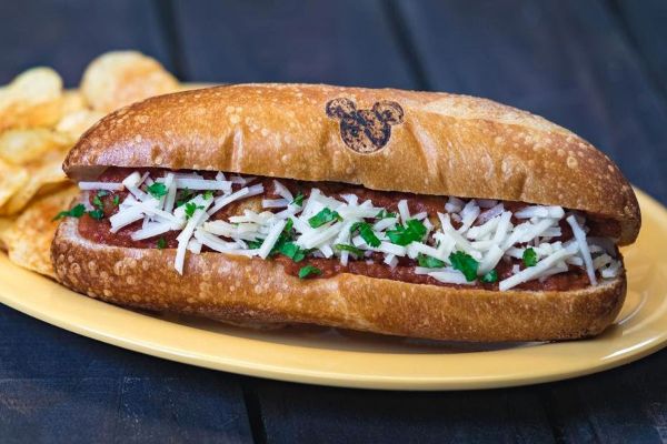 Panino Disney Impossible Foods. Delizioso panino con formaggio e patatine.