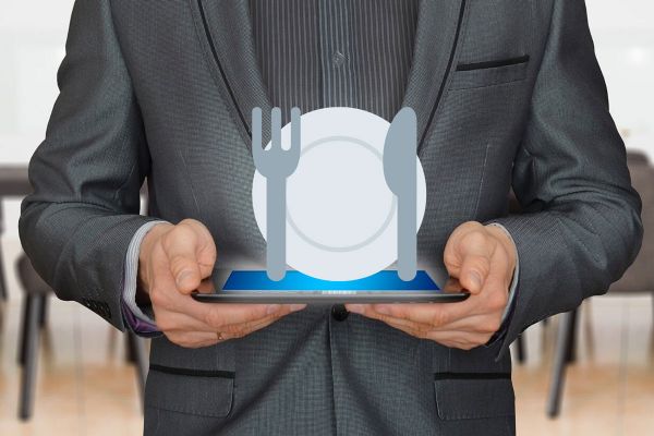 Task force digitale Io sto con i ristoratori: uomo con tablet e icona ristorante.