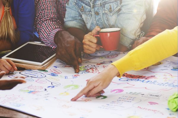 Team di Foodservice che pianifica un manifesto. Persone, tablet e idee creative.