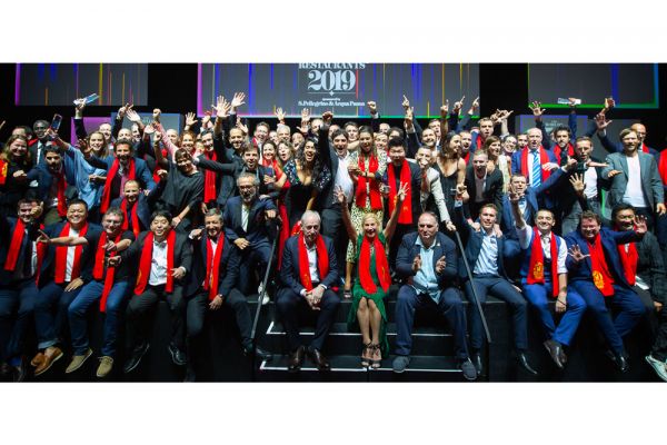 I 50 migliori ristoranti del mondo 2019: chef premiati festeggiano sul palco. Cucina gourmet e alta ristorazione.