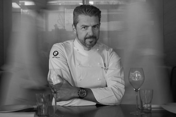 Chef Andrea Berton in bianco e nero. Ristorante stellato a Milano, alta cucina italiana.