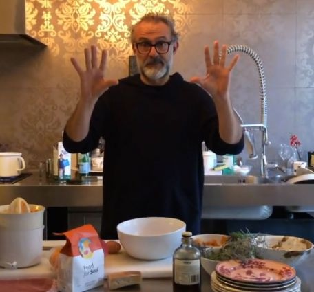 Chef Bottura cucina in quarantena. Cucina casalinga, ricette semplici. Bottura al New Yorker.