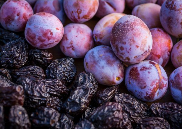Prugne fresche e prugne secche della California. Ricetta con prugne.